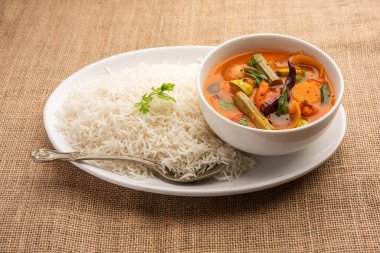 Sambar Rice veya Sambar Sadam - Güney Hindistan eyaleti Tamil Nadu ve kerala 'dan bir kap yemek
