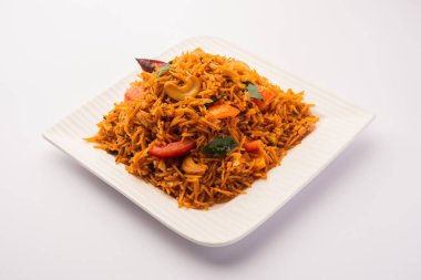 Tamatar Pilaf ya da pulav olarak da bilinen domates pilavı, basmati pilavı ile yapılır ve bir kase içinde servis edilir. seçici odak