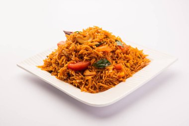 Tamatar Pilaf ya da pulav olarak da bilinen domates pilavı, basmati pilavı ile yapılır ve bir kase içinde servis edilir. seçici odak