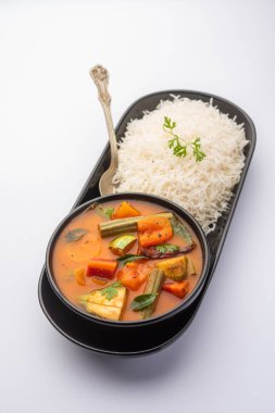 Sambar Rice veya Sambar Sadam - Güney Hindistan eyaleti Tamil Nadu ve kerala 'dan bir kap yemek