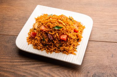 Tamatar Pilaf ya da pulav olarak da bilinen domates pilavı, basmati pilavı ile yapılır ve bir kase içinde servis edilir. seçici odak