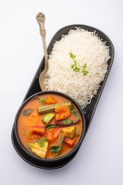 Sambar Rice veya Sambar Sadam - Güney Hindistan eyaleti Tamil Nadu ve kerala 'dan bir kap yemek