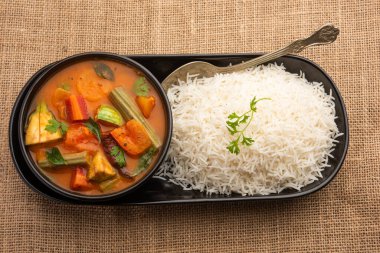 Sambar Rice veya Sambar Sadam - Güney Hindistan eyaleti Tamil Nadu ve kerala 'dan bir kap yemek