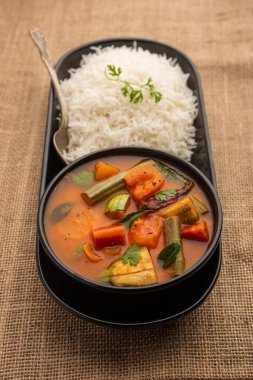 Sambar Rice veya Sambar Sadam - Güney Hindistan eyaleti Tamil Nadu ve kerala 'dan bir kap yemek