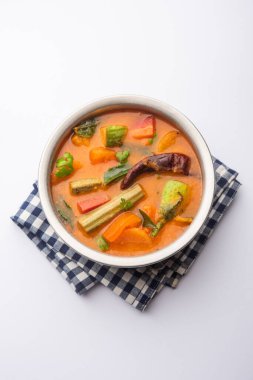 Sambar mercimek bazlı sebze yahnisi / çorbadır, güvercin bezelyesi ve demirhindi suyuyla pişirilir. Güney Hindistan ve Sri Lanka mutfağında popülerdir..