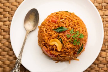 Tamatar Pilaf ya da pulav olarak da bilinen domates pilavı, basmati pilavı ile yapılır ve bir kase içinde servis edilir. seçici odak