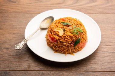 Tamatar Pilaf ya da pulav olarak da bilinen domates pilavı, basmati pilavı ile yapılır ve bir kase içinde servis edilir. seçici odak