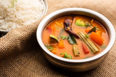 Sambar Rice veya Sambar Sadam - Güney Hindistan eyaleti Tamil Nadu ve kerala 'dan bir kap yemek