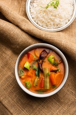 Sambar Rice veya Sambar Sadam - Güney Hindistan eyaleti Tamil Nadu ve kerala 'dan bir kap yemek
