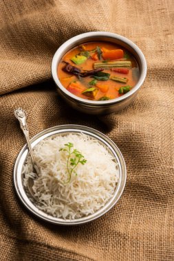 Sambar Rice veya Sambar Sadam - Güney Hindistan eyaleti Tamil Nadu ve kerala 'dan bir kap yemek