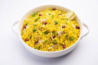 Pohe, poha veya Pohaa, diğer birçok isimle birlikte pauwa, sira, chira, aval, Bajil olarak da bilinir.