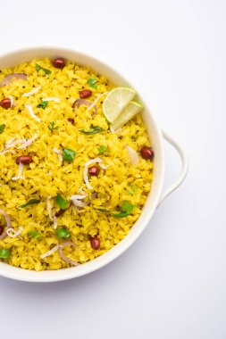 Pohe, poha veya Pohaa, diğer birçok isimle birlikte pauwa, sira, chira, aval, Bajil olarak da bilinir.