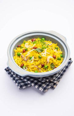 Pohe, poha veya Pohaa, diğer birçok isimle birlikte pauwa, sira, chira, aval, Bajil olarak da bilinir.