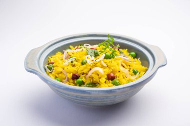 Pohe, poha veya Pohaa, diğer birçok isimle birlikte pauwa, sira, chira, aval, Bajil olarak da bilinir.