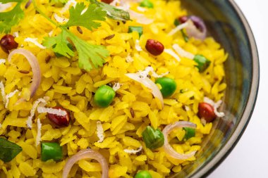 Pohe, poha veya Pohaa, diğer birçok isimle birlikte pauwa, sira, chira, aval, Bajil olarak da bilinir.