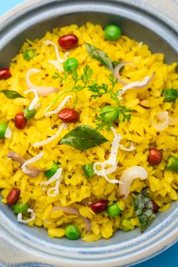 Pohe, poha veya Pohaa, diğer birçok isimle birlikte pauwa, sira, chira, aval, Bajil olarak da bilinir.