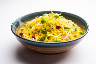 Pohe, poha veya Pohaa, diğer birçok isimle birlikte pauwa, sira, chira, aval, Bajil olarak da bilinir.