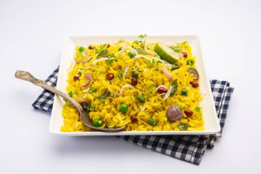 Pohe, poha veya Pohaa, diğer birçok isimle birlikte pauwa, sira, chira, aval, Bajil olarak da bilinir.