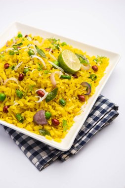 Pohe, poha veya Pohaa, diğer birçok isimle birlikte pauwa, sira, chira, aval, Bajil olarak da bilinir.