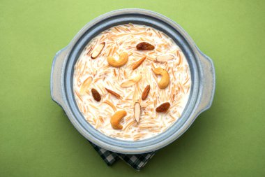 Semiya payasam ya da shewai Khir veya sewai Khir, Hint tatlısı, vermicelli, süt, ghee, şeker ya da jaggery, üzümlü ve fındıklı.