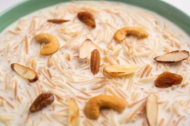 Semiya payasam ya da shewai Khir veya sewai Khir, Hint tatlısı, vermicelli, süt, ghee, şeker ya da jaggery, üzümlü ve fındıklı.