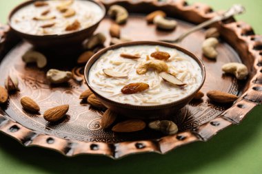 Semiya payasam ya da shewai Khir veya sewai Khir, Hint tatlısı, vermicelli, süt, ghee, şeker ya da jaggery, üzümlü ve fındıklı.