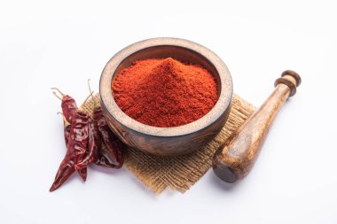 Kırmızı biber ya da Lal Mirchi ya da kapta pudra ya da havan ile karamsar arka plan, seçici odaklanma