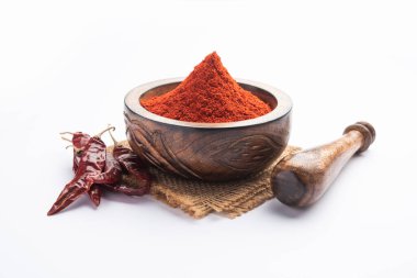 Kırmızı biber ya da Lal Mirchi ya da kapta pudra ya da havan ile karamsar arka plan, seçici odaklanma