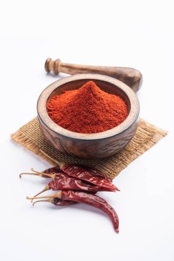 Kırmızı biber ya da Lal Mirchi ya da kapta pudra ya da havan ile karamsar arka plan, seçici odaklanma