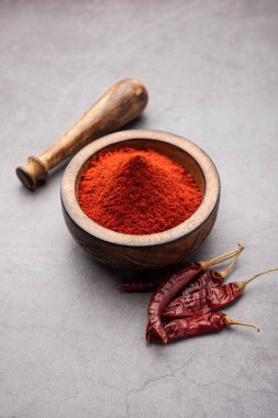 Kırmızı biber ya da Lal Mirchi ya da kapta pudra ya da havan ile karamsar arka plan, seçici odaklanma