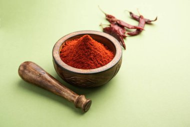 Kırmızı biber ya da Lal Mirchi ya da kapta pudra ya da havan ile karamsar arka plan, seçici odaklanma