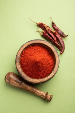 Kırmızı biber ya da Lal Mirchi ya da kapta pudra ya da havan ile karamsar arka plan, seçici odaklanma