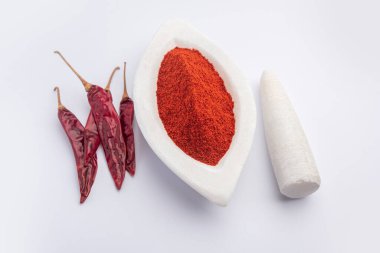 Kırmızı biber ya da Lal Mirchi ya da kapta pudra ya da havan ile karamsar arka plan, seçici odaklanma