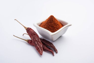 Kırmızı biber ya da Lal Mirchi ya da kapta pudra ya da havan ile karamsar arka plan, seçici odaklanma