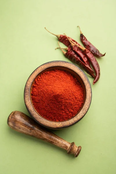 Kırmızı biber ya da Lal Mirchi ya da kapta pudra ya da havan ile karamsar arka plan, seçici odaklanma