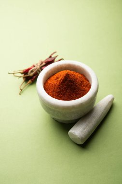 Kırmızı biber ya da Lal Mirchi ya da kapta pudra ya da havan ile karamsar arka plan, seçici odaklanma