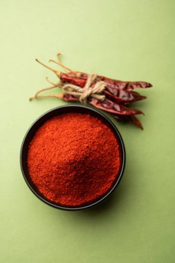 Kırmızı biber ya da Lal Mirchi ya da kapta pudra ya da havan ile karamsar arka plan, seçici odaklanma