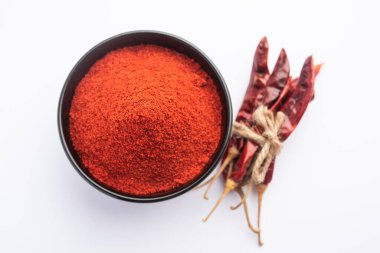 Kırmızı biber ya da Lal Mirchi ya da kapta pudra ya da havan ile karamsar arka plan, seçici odaklanma