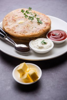 Aloo paratha ya da Gobi paratha olarak da bilinir. Hindistan 'ın alt kıtasından gelen patates ya da karnabahar dolması.