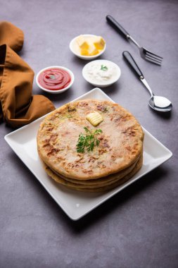 Aloo paratha ya da Gobi paratha olarak da bilinir. Hindistan 'ın alt kıtasından gelen patates ya da karnabahar dolması.