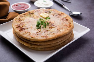 Aloo paratha ya da Gobi paratha olarak da bilinir. Hindistan 'ın alt kıtasından gelen patates ya da karnabahar dolması.