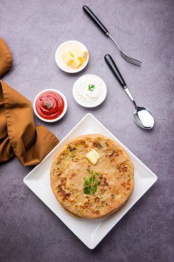 Aloo paratha ya da Gobi paratha olarak da bilinir. Hindistan 'ın alt kıtasından gelen patates ya da karnabahar dolması.