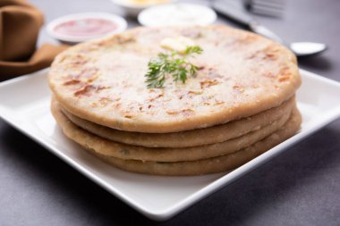 Aloo paratha ya da Gobi paratha olarak da bilinir. Hindistan 'ın alt kıtasından gelen patates ya da karnabahar dolması.