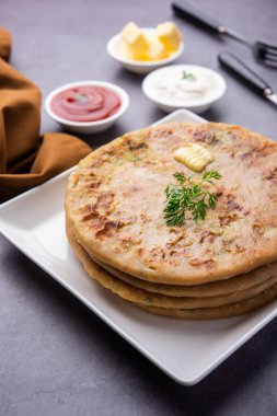 Aloo paratha ya da Gobi paratha olarak da bilinir. Hindistan 'ın alt kıtasından gelen patates ya da karnabahar dolması.