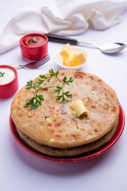Aloo paratha ya da Gobi paratha olarak da bilinir. Hindistan 'ın alt kıtasından gelen patates ya da karnabahar dolması.