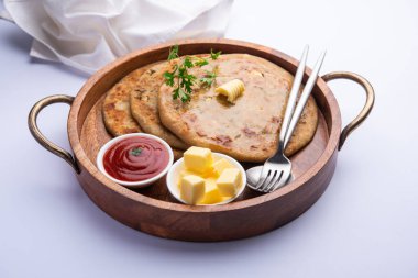 Aloo paratha ya da Gobi paratha olarak da bilinir. Hindistan 'ın alt kıtasından gelen patates ya da karnabahar dolması.