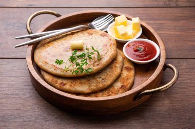 Aloo paratha ya da Gobi paratha olarak da bilinir. Hindistan 'ın alt kıtasından gelen patates ya da karnabahar dolması.