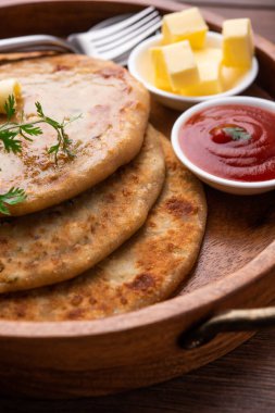 Aloo paratha ya da Gobi paratha olarak da bilinir. Hindistan 'ın alt kıtasından gelen patates ya da karnabahar dolması.
