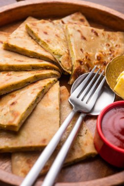 Aloo paratha ya da Gobi paratha olarak da bilinir. Hindistan 'ın alt kıtasından gelen patates ya da karnabahar dolması.
