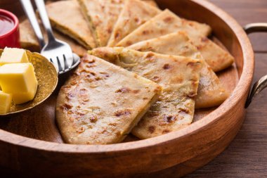 Aloo paratha ya da Gobi paratha olarak da bilinir. Hindistan 'ın alt kıtasından gelen patates ya da karnabahar dolması.